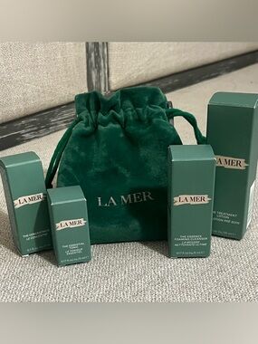 La Mer Velvet Drawstring Pouch with Skincare Set